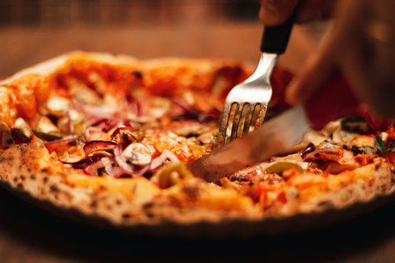 Die Pizzeria ist das einzige Lokal in Grömitz, das in Hafen- und Strandnähe Pizza und Pasta anbietet. Unser Angebot besteht aus frischen Salaten, hausgemachten Antipasti, Pasta mit verschiedenen hausgemachten Soßen und leckeren Pizzas. Santa Maria Grömitz